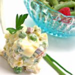 Layered Salad Delight: Peas, Cheese & Creamy Dressing Bliss