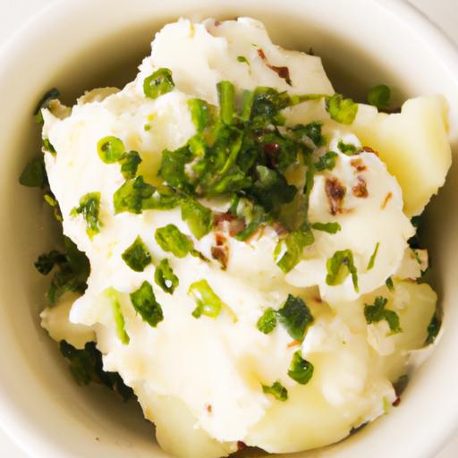 Smashed Potatoes Meets⁣ chive Cream: A⁤ Flavorful Duo